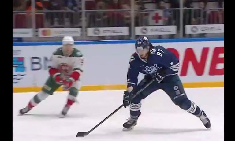 Nikita Korostelyov iski uransa avausmaalin KHL:ssä, kun Admiral Vladivostok kohtasi Ak Bars Kazanin varhain sunnuntaiaamuna.