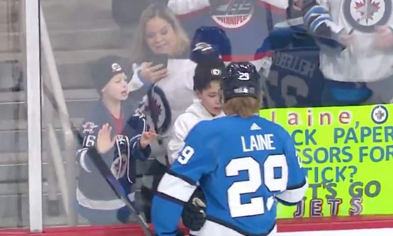 Patrik Laine taas kivi-paperi-sakset-pelissä. Winnipeg Jetsin suomalaishyökkääjä on nähtävästi ottanut nimikkopelikseen kivi-paperi-sakset-pelin.