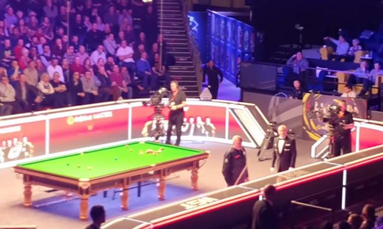 Suosittu YouTube-kanava iski snooker-pelissä sunnuntaina. Ottelu keskeytettiin, kun yksi katsojista päätti pilailla pierukoneen voimin.
