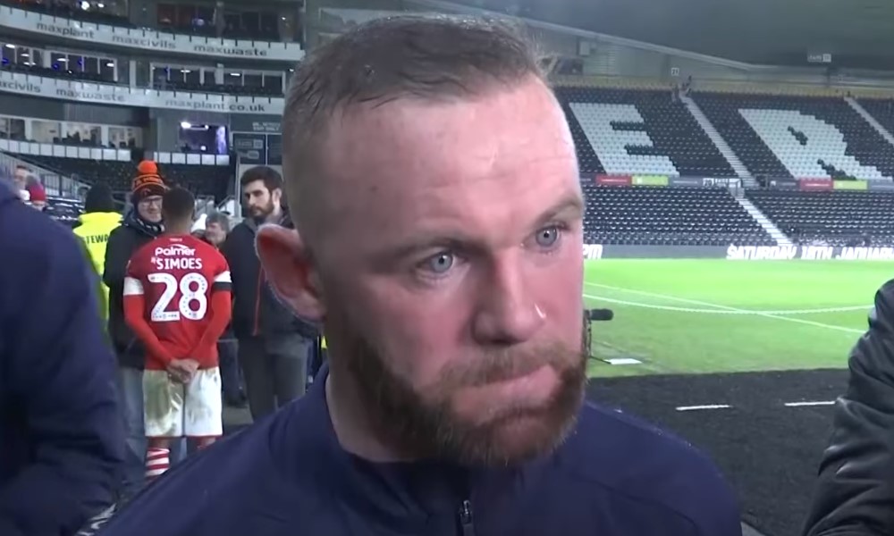 Wayne Rooney palasi Englantiin ja otti heti Derbyn reppuselkään.