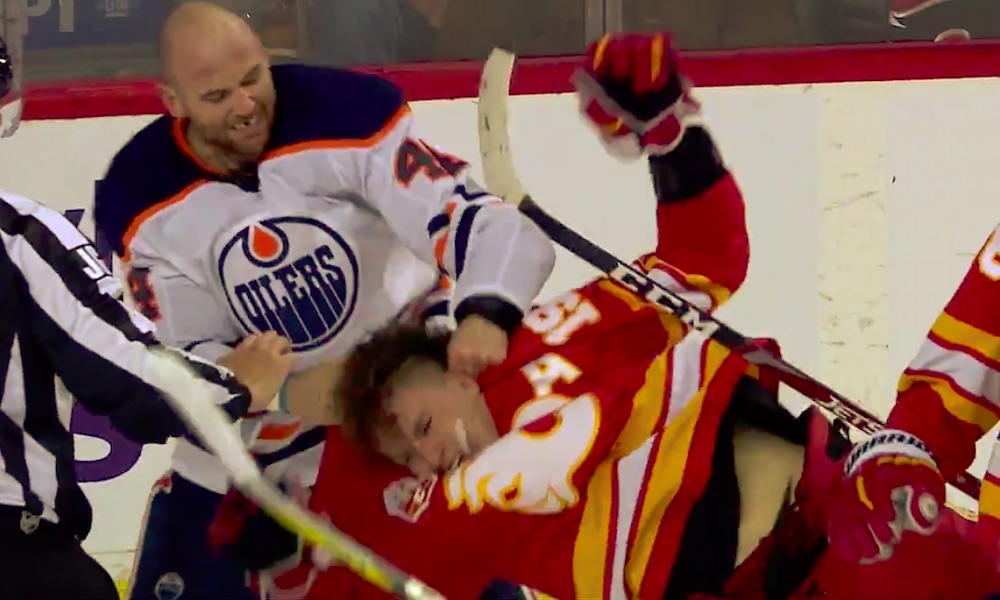 Calgary Flamesin Matthew Tkachukilta kyseenalaiset taklaukset Zack Kassianiin: sen jälkeen Kassian vei Flames-tähteä kuin märkää rättiä.