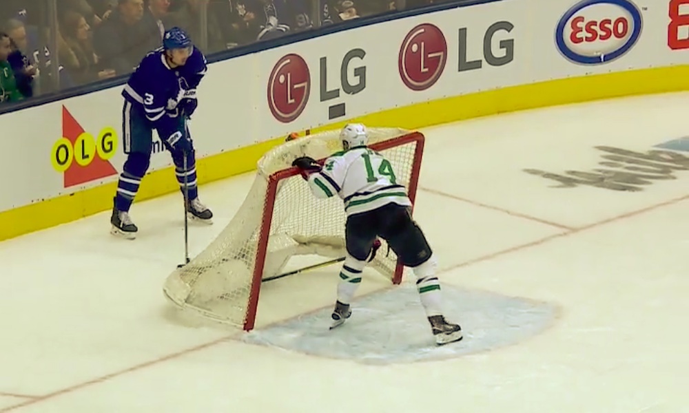 Dallas Starsin kippari Jamie Benn osoitti luovaa laiskuutta karvaamalla kiekkoa Toronto Maple Leafsin maalin alta.