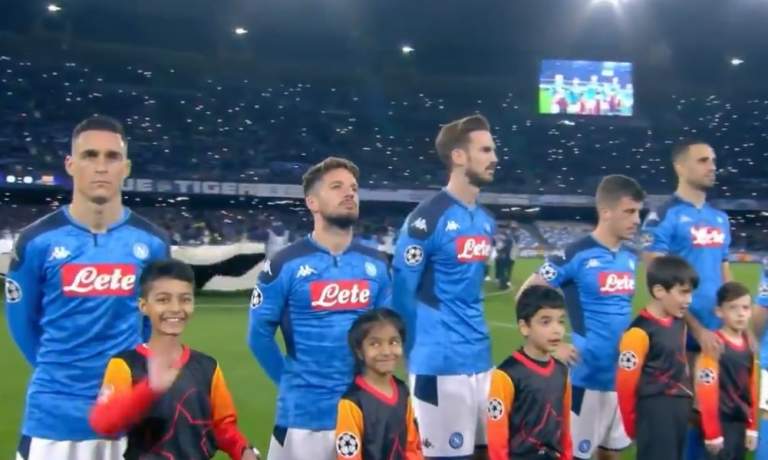 San Paololla raikui Mestarien liigan hymni - upeaa Napoli-fanit.