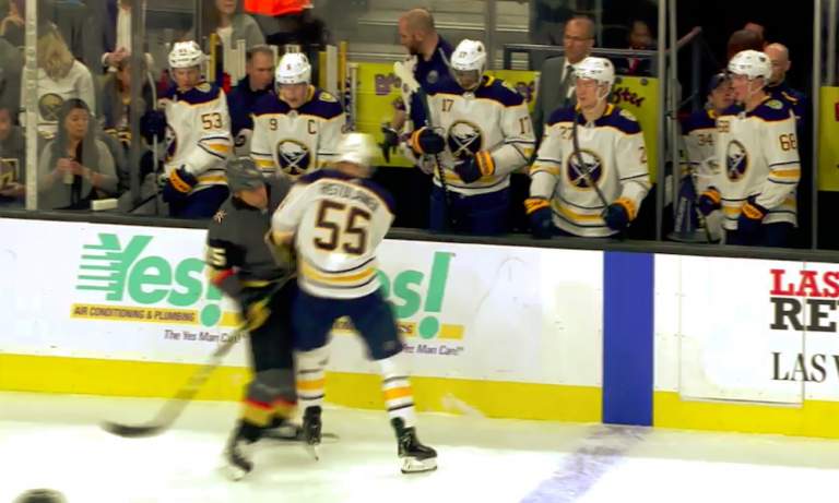 NHL-kovanaama Ryan Reaves erehtyi taklaamaan Rasmus Ristolaista ja löysi itsensä jään pinnasta.