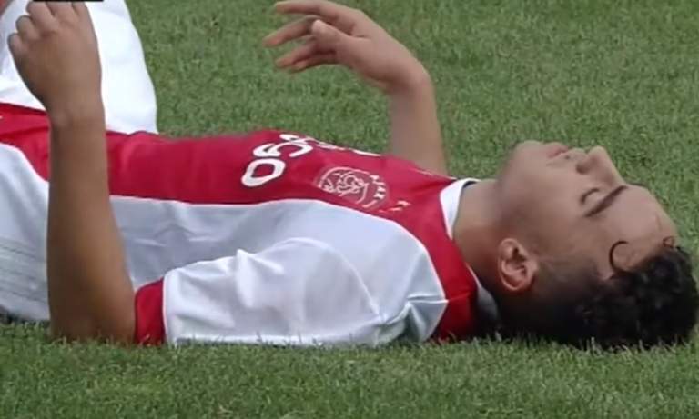 Ajax-tähti Abdelhak Nouri heräsi kahden vuoden ja yhdeksän kuukauden jälkeen koomasta. Nyt 22-vuotias katsoo sängystään jalkapalloa.