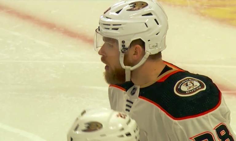 Jani Hakanpään NHL-debyytti Anaheim Ducksin paidassa sujui mallikkaasti, omilla vahvuuksilla pelaten.