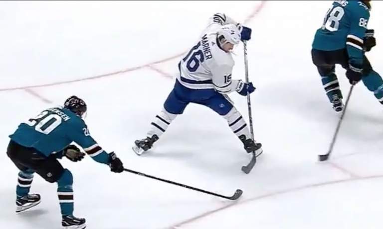 Marner taituroi ilmiömäisen maalin. Toronto Maple Leafsin supertähti väläytteli taitojaan San Jose Sharksin isännöidessä NHL:ssä viime yönä.