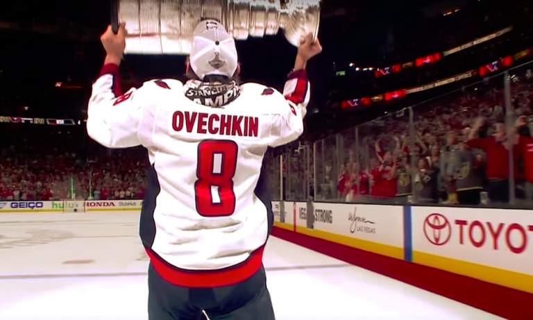 Alexander Ovechkin katsoi Stanley Cupin nostonsa yhdessä pienen poikansa kanssa, mikä oli todella hellyyttävää seurattavaa.