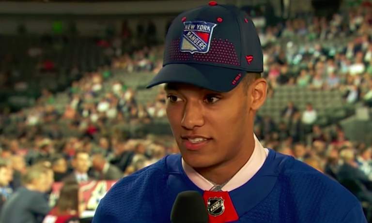 K'Andre Miller viharikoksen kohteena NY Rangersin videochatissa, jossa hänet esiteltiin ensimmäistä kertaa NHL-pelaajana faneille.