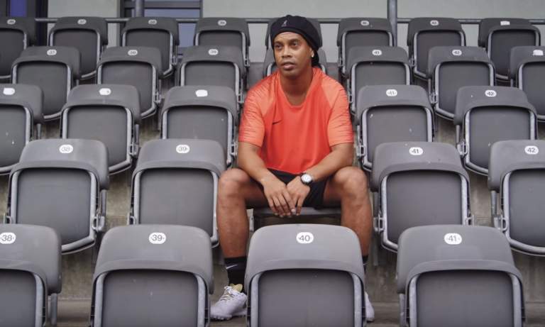 Jalkapallolegenda Ronaldinho otti pataan varkaalta ja murhaajalta, vankilassa järjestettävässä jalkapallotennisturnauksessa.