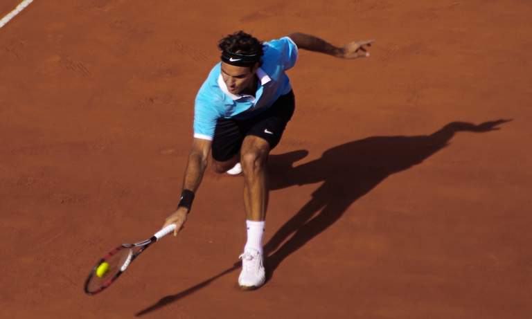 Maailman eniten tienanneet urheilijat viimeisen 12 kuukauden ajalta julki: tennispelaajat Roger Federer ja Naomi Osaka miesten ja naisten ykkösnimet.