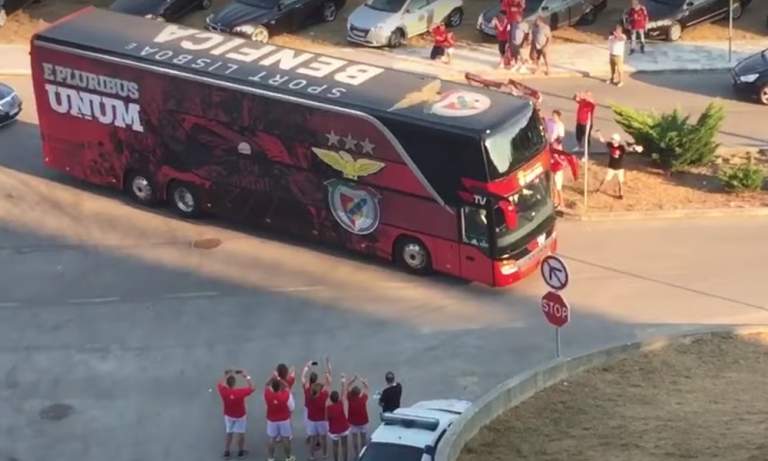 Benfican bussiin lensi kiviä sisään, kun joukkueen omat fanit eivät ottaneet portugalialaisseuran peliesityksiä kovin avosylisesti vastaan.