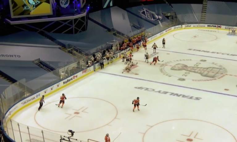 Flyers-Penguins-ottelu muistutti junnuturnausta - monella tapaa!