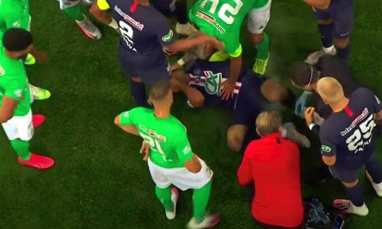 PSG:n Kylian Mbappé loukkaantui törkytaklauksen seurauksena Ranskan Cupin finaalissa St. Etienneä vastaan.
