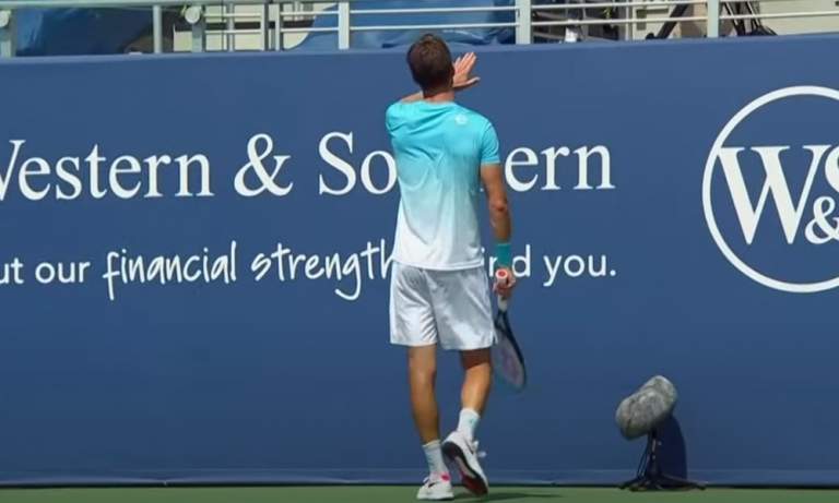 Aljaz Bedene ampui pallolla kameramiestä, kun hän kohtasi Cincinnatian ATP-turnauksen toisella kierroksella Daniil Medvedevin.