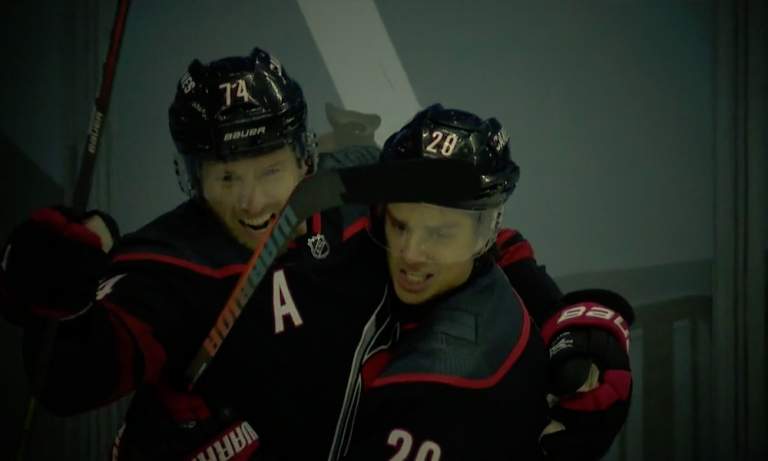 Heiskanen ja Aho ilmiliekeissä NHL:n pudotuspeleissä!