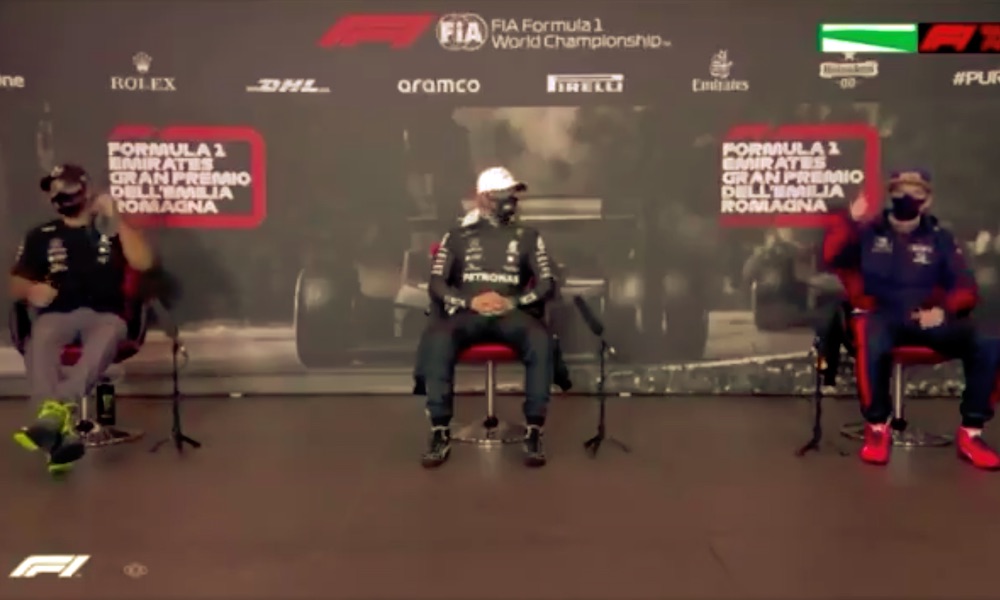 FIA:n esittelijä oletti Lewis Hamiltonin ajavan paalulle ja kuulutti tämän nimen, vaikka paalulle ajoi todellisuudessa Valtteri Bottas.
