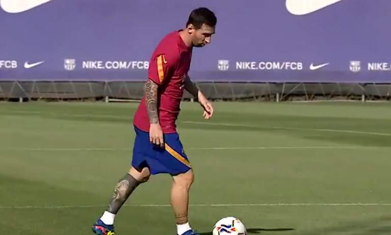 Yksin jäänyt Lionel Messi on murheen murtama.