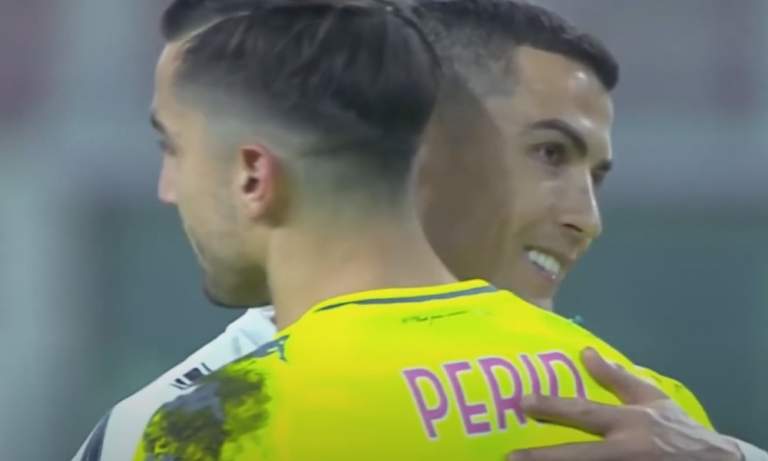 Cristiano Ronaldo antoi pilkun jälkeen piikkiä Genoa-maalivahdille.