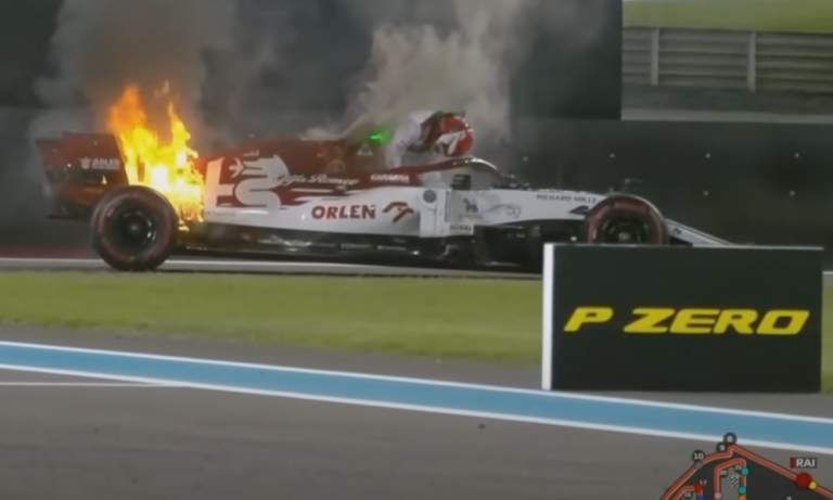 Kimi Räikkönen muuttui Icemanista firemaniksi - pelasti autonsa.